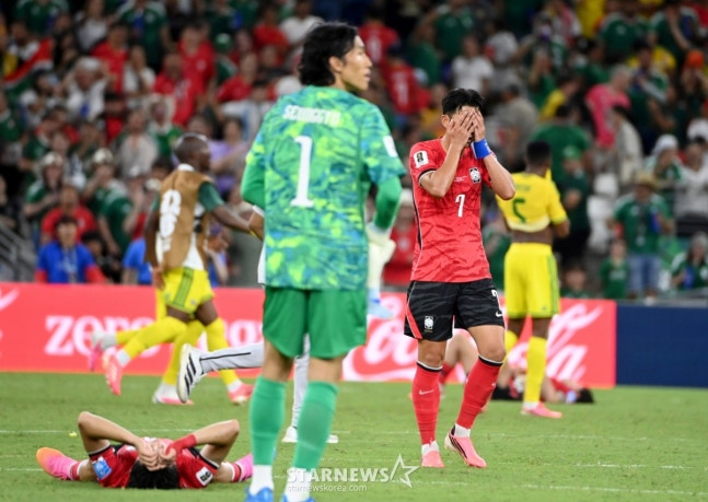 The 2026 North, Central America and Caribbean World Cup Group A third qualifying match between South Korea and South Africa was held on the 25th (Korean time) at Estadio BBVA in Monterrey, Mexico. The national team, which conceded an early goal in the second half and lost 0-1 to South Africa, finishing third in the group, saw Son Heung-min, who was substituted in during the second half but could not turn the match around, express his frustration. /Photo=Chief correspondent Kim Jin-kyung.