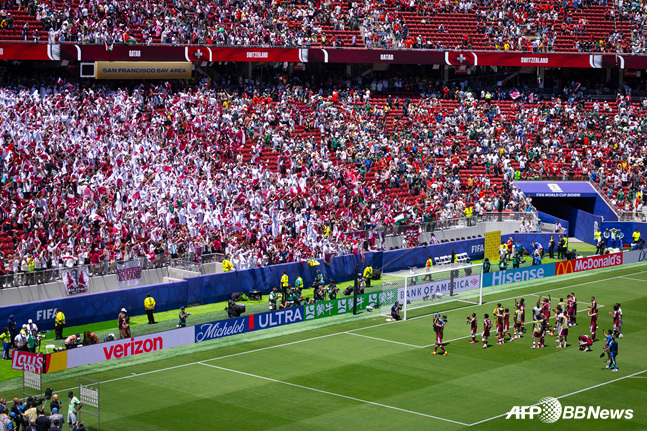 スイス-カタール戦が行われたサンフランシスコ米サンフランシスコベイエリアスタジアムで、多くのファンが応援を送った。 /AFPBBNews=ニュース1