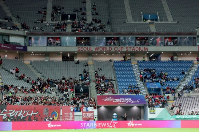 昨年、パラグアイ代表チームとの試合が行われたソウルW杯競技場。球場のあちこちが空いていて、うっとうしい風景を見せている。 /写真=キム·ジンギョン待機者