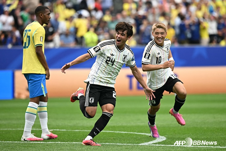 Kai Suga (center) celebrates after scoring the opening goal in the 2026 FIFA North American World Cup Round of 16 match against Brazil, held at 2 a.m. on the 30th (Korea time) at Houston Stadium in Texas, USA. /AFPBBNews=NEWS1