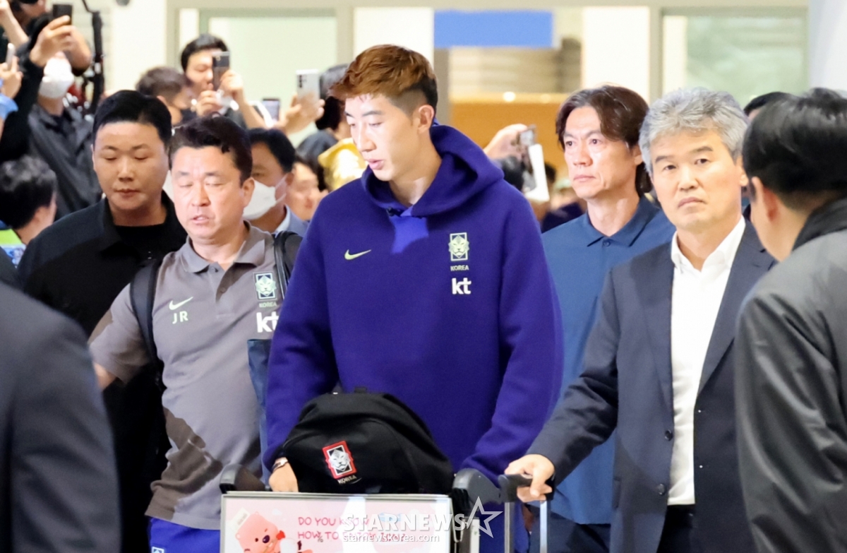 Former coach Hong Myung-bo of the national soccer team, which was eliminated in the North, Central America, and Caribbean (CONCACAF) World Cup qualifiers, is returning to the country on the morning of the 30th through Terminal 2 of Incheon Airport alongside players such as Lee Kang-in and Kim Min-jae. 26.06.30. /Photo=Senior reporter Kang Young-jo cameratalks@