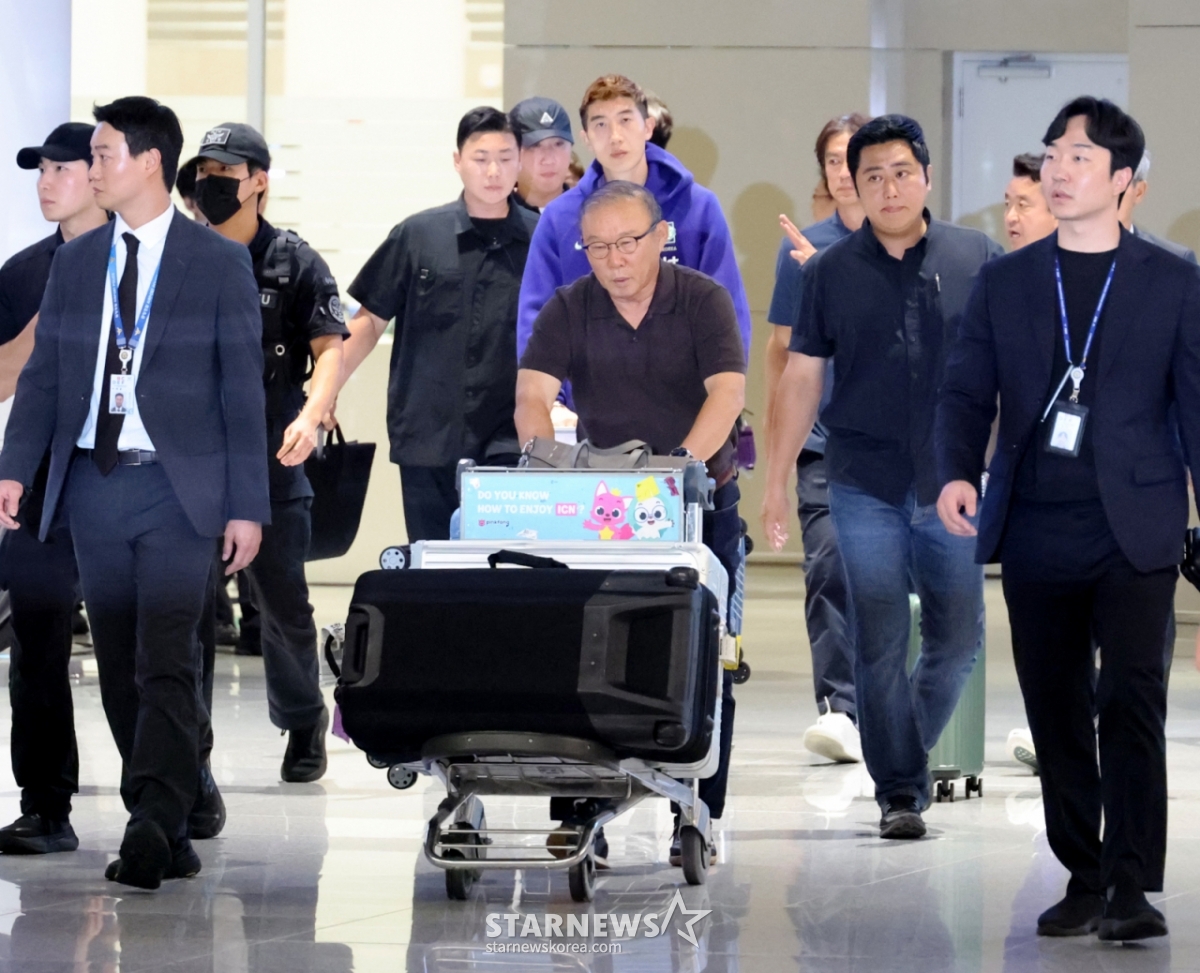 Former coach Hong Myung-bo of the national soccer team, which was eliminated in the North, Central America, and Caribbean (CONCACAF) World Cup qualifiers, is returning to the country alongside the player squad after his sudden resignation. Kim Min-jae and Hwang Hee-chan are seen exiting Terminal 2 of Incheon Airport on the morning of the 30th. Support team head Park Hang-seo is pushing a cart at the front. 26.06.30. /Photo=Senior reporter Kang Young-jo cameratalks@