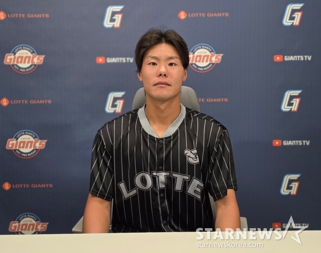 Lotte's new Asia quota player, Shota Iimura, met with reporters ahead of the Busan LG game on the 28th. /Photo=Reporter Kim Dong-yoon