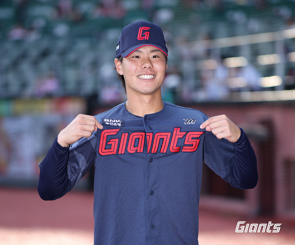 Lotte's new Asia quota player, Shota Iimura, is smiling. /Photo=Lotte Giants