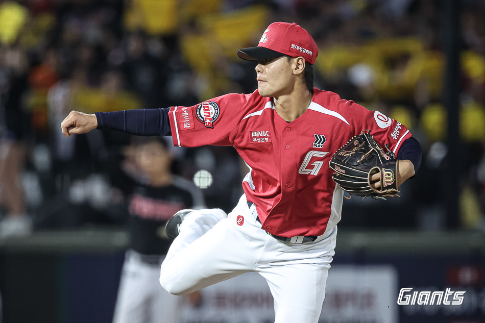 Lotte's new Asia quota player, Iimura, is pitching in the Busan LG game on the 28th. /Photo=Lotte Giants