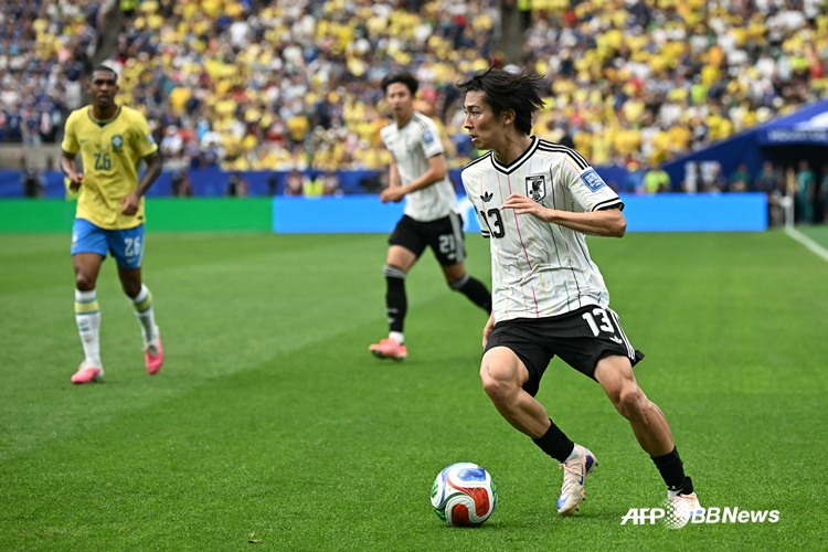 Keito Nakamura (right) focuses intently during the 2026 FIFA North, Central America and Caribbean Cup Round of 16 match between Japan and Brazil, held at the Houston Stadium in Houston, Texas, USA, at 2 a.m. on the 30th (Korean time). /AFPBBNews=NEWS1 /AFPBBNews=NEWS1