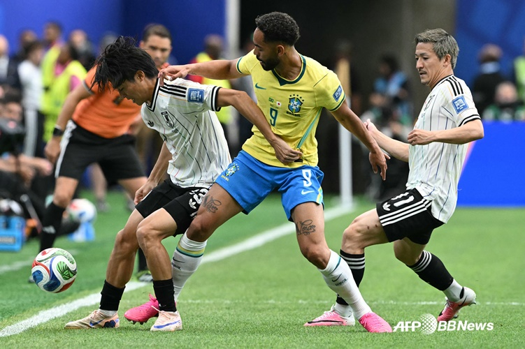 Keito Nakamura (left) competes for the ball with Mateus Cunha (center). /AFPBBNews=NEWS1