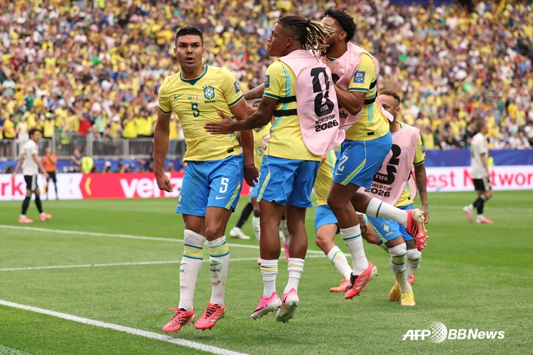 Casemiro (far left) and Brazilian players celebrate after scoring the equalizing goal. /AFPBBNews=NEWS1