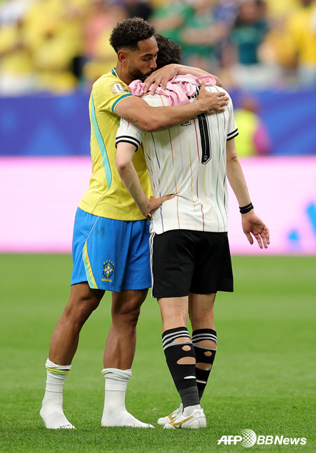 Brazil's Matheus Cunha comforts Daigo Tanaka (right), who is in tears. /AFPBBNews=NEWS1