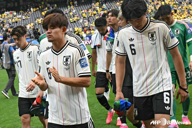 The Japanese team bows their heads. /AFPBBNews=NEWS1