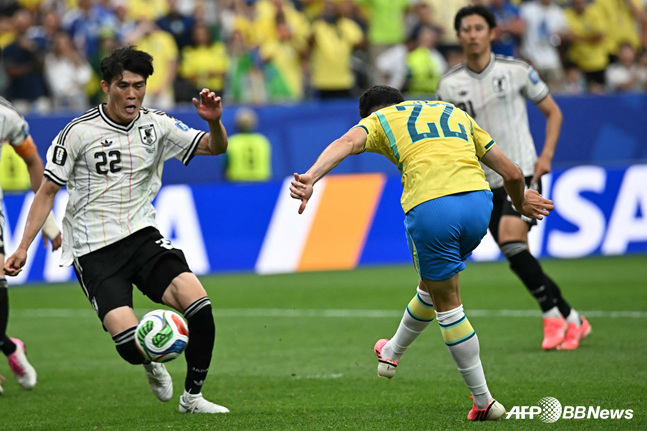 Brazil's Gabriel Martinelli (right) scores the comeback goal. /AFPBBNews=NEWS1