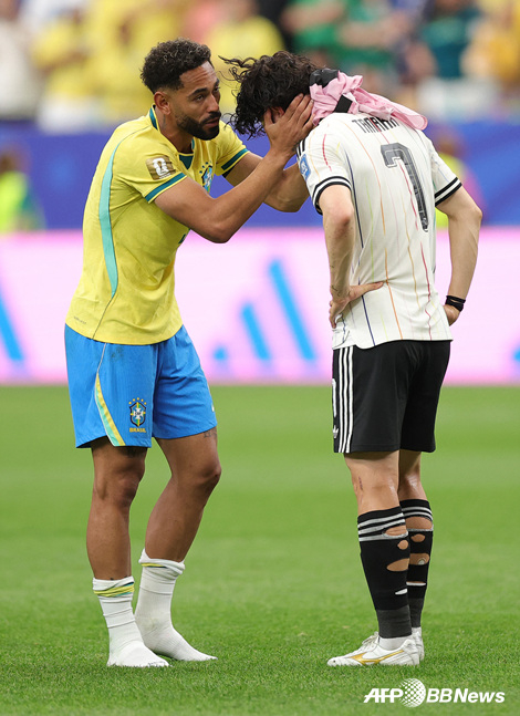 Daigo Tanaka (right) shedding tears. /AFPBBNews=NEWS1