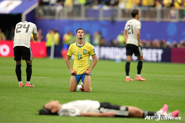 The Japanese team (in white jerseys) shows regret after elimination was confirmed. /AFPBBNews=NEWS1