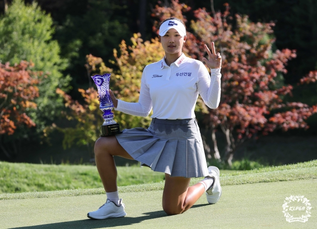 Kim Min-sol poses with the trophy after winning the Macallé Mona Yongpyong Open on the KLPGA Tour on the 28th. /Photo=KLPGA Tour