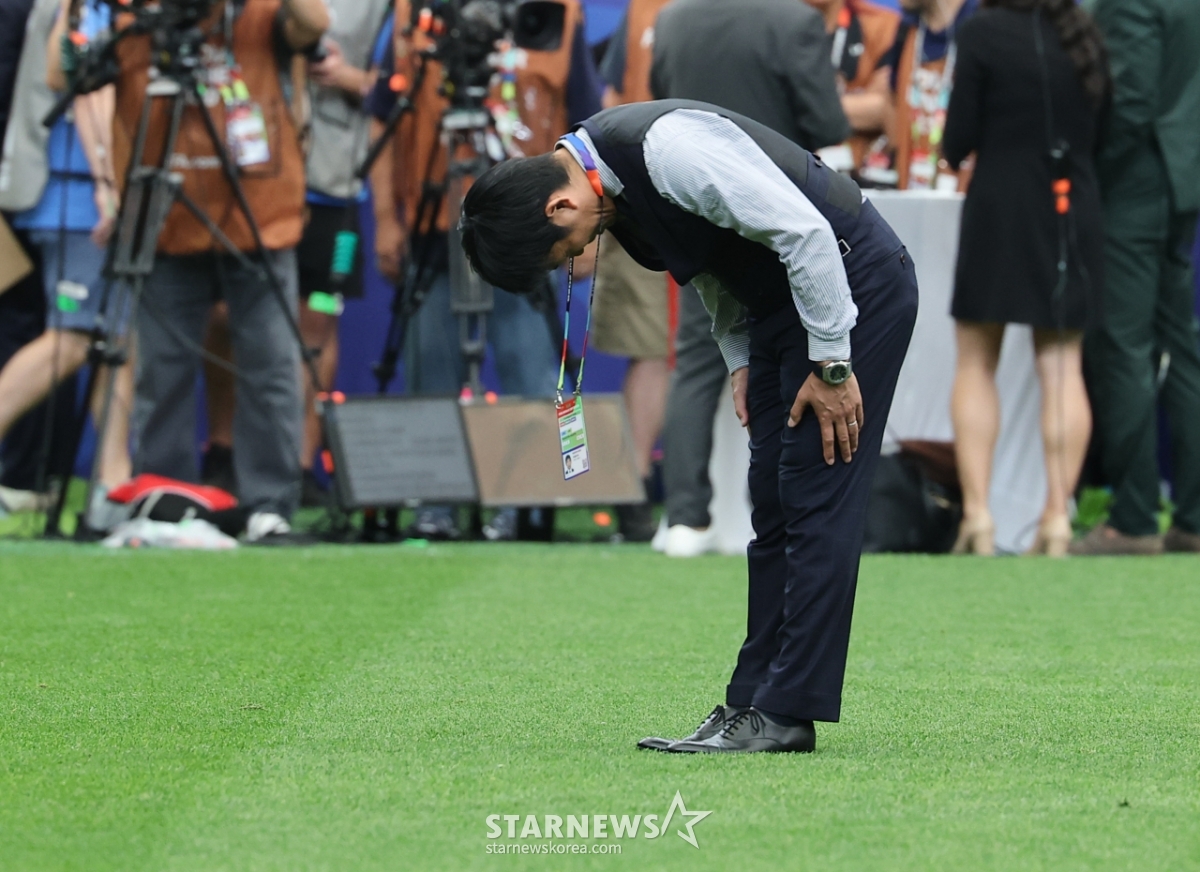 "Hajime Moriyasu, head coach of the Japan national football team, apologizes to spectators after the 2026 FIFA North, Central America and Caribbean World Cup Round of 32 match against Brazil, held on the 30th at Houston Stadium in the United States. /Photo=NEWS1