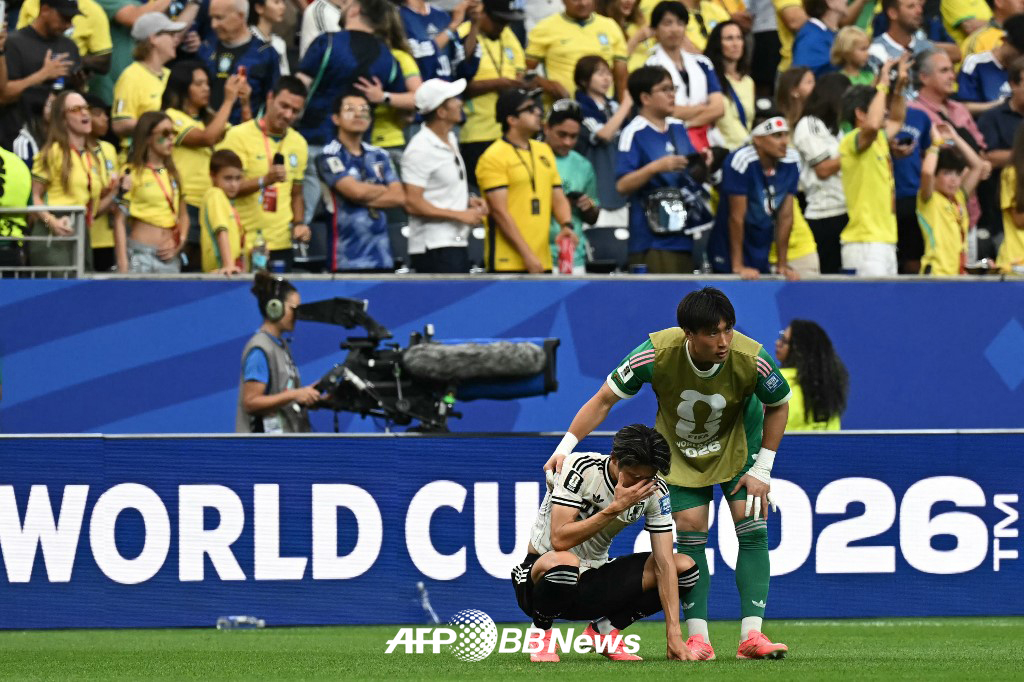 "Japanese national team players looking disappointed after the 2026 FIFA North, Central America and Caribbean World Cup Round of 32 match against Brazil, held on the 30th at Houston Stadium in the United States. /Photo=NEWS1