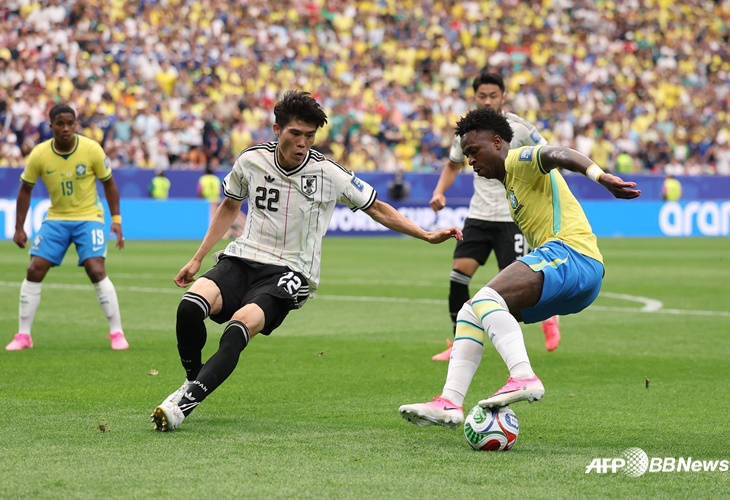 Tomiyasu Takehiro (izquierda) y Vinicius Junior. /Foto=AFPBBNews=News1