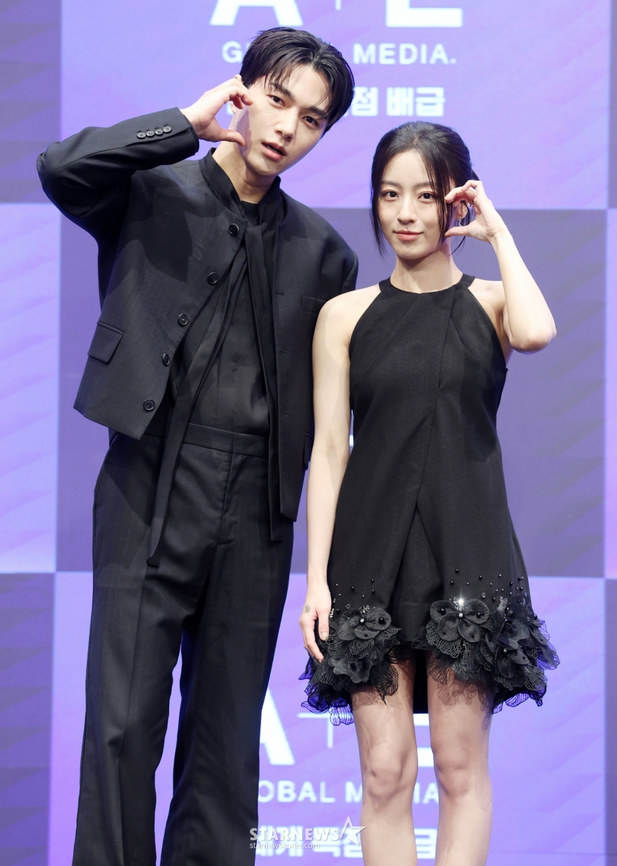 俳優キム·ミョンス、カン·ミナが30日ソウル九老区ザ·セントで行われたライフタイムチャンネルドラマ「共感細胞」製作発表会に参加しポーズを取っている。 /2026.06.30 /写真=キム·フィソン hwijpg@