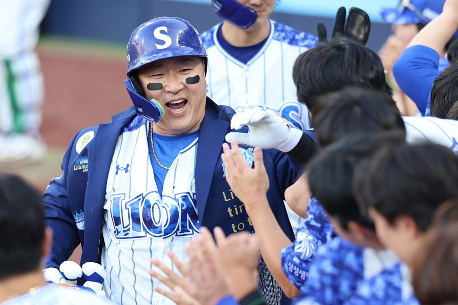 Samsung's Choi Hyung-woo (left) receives a warm welcome from his teammates after hitting a home run in the bottom of the sixth inning against KT at Daegu on the 28th. /Photo=Samsung Lions