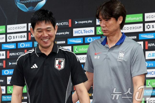 大韓民国の洪明甫（ホン·ミョンボ）監督（右）と日本の森安肇監督が昨年7月6日午後、京畿道龍仁（キョンギド·ヨンイン）のミルスタジアムで開かれた「2025東アジアサッカー連盟（EAFF）E-1チャンピオンシップ男子部」の公式記者会見に参加している。 /写真=ニュース1