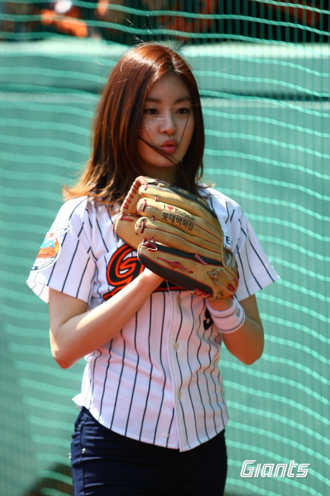 La actriz Kang So-ra se prepara para lanzar la primera pelota antes del partido contra Busan Hanwha hace 14 años. /Foto=Proporcionado por Lotte Giants