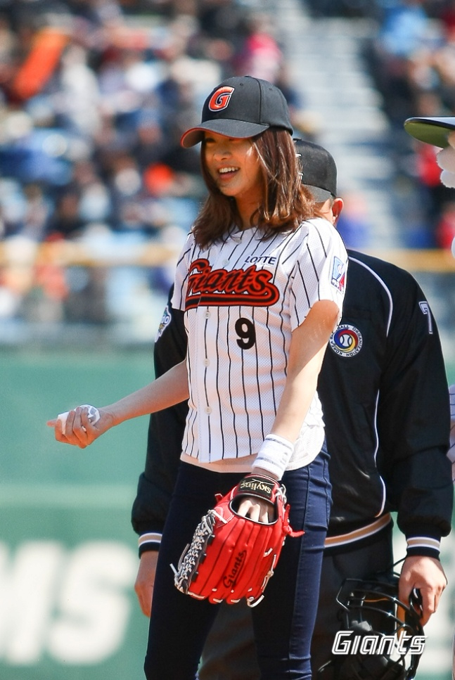 La actriz Kang So-ra se prepara para lanzar la primera pelota antes del partido contra Busan Hanwha hace 14 años. /Foto=Proporcionado por Lotte Giants