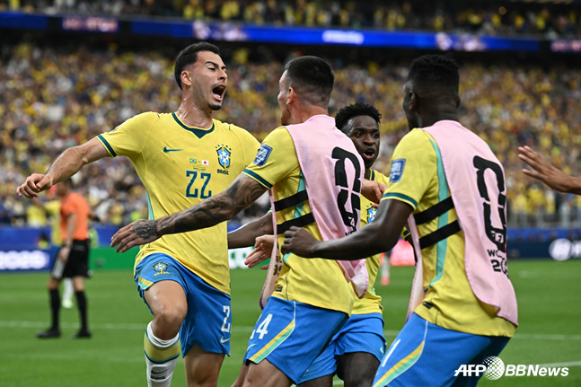 El delantero brasileño Gabriel Martinelli, que celebra tras marcar el gol de la victoria (izquierda). /AFPBBNews=NEWS1