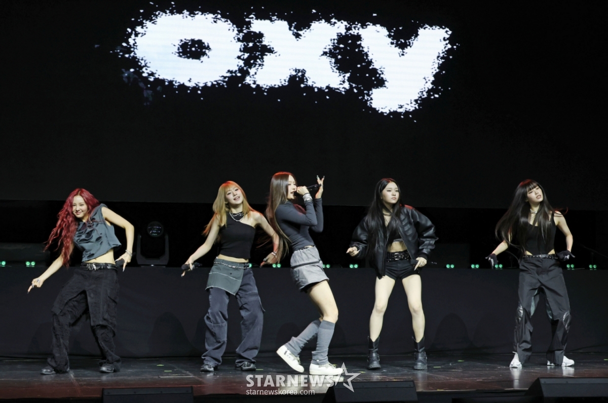El crew de chicas Keyveatz (Keyveatz) presenta su canción de debut durante el primer showcase de lanzamiento de su primer miniálbum 'OXY_GEN' (OXY_GEN), celebrado la tarde del día 30 en el Yes24 Wonderlock Hall del distrito Mapo de Seúl. El álbum de debut 'OXY_GEN' simboliza la identidad musical de Keyveatz, un grupo que crea su propio flujo en constante movimiento y colisión. /30.06.2026 /Foto=Lee Dong-hoon photoguy@