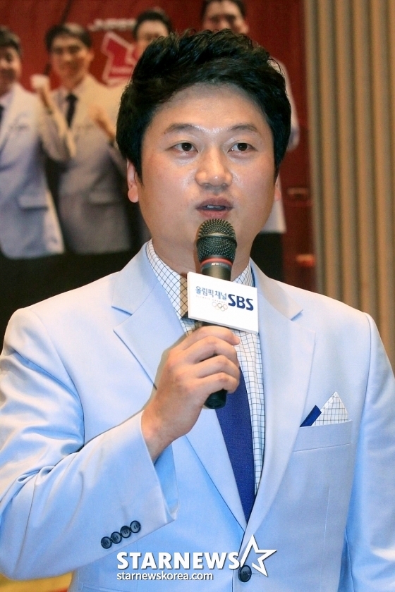 =解说员朴文成。