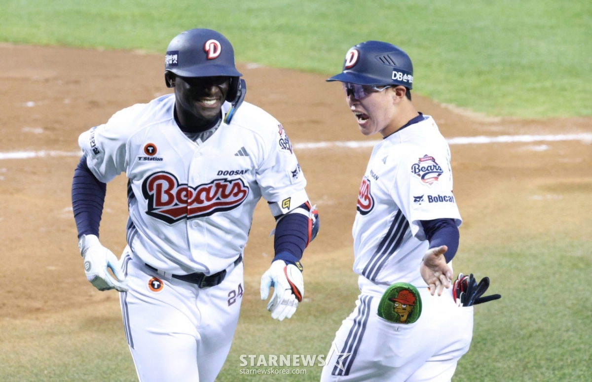 Матч Doosan Bears против KTWISE Лиги SOL KBO 2026 состоялся 27-го числа на бейсбольном стадионе Джамсиль в Сеуле. Дусан Кэмерон совершает хоумран на 2 очка слева от стартового игрока КТ О Вон Сока на первой базе в конце третьего иннинга. /Фото = Ожидание Ким Чжин Гёна