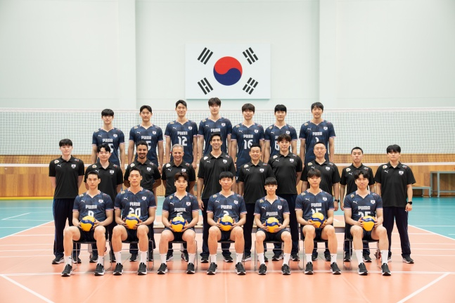 El equipo masculino de Corea del Sur, dirigido por el entrenador Isanaye Ramírez. /foto=Proporcionado por la Asociación Coreana de Voleibol