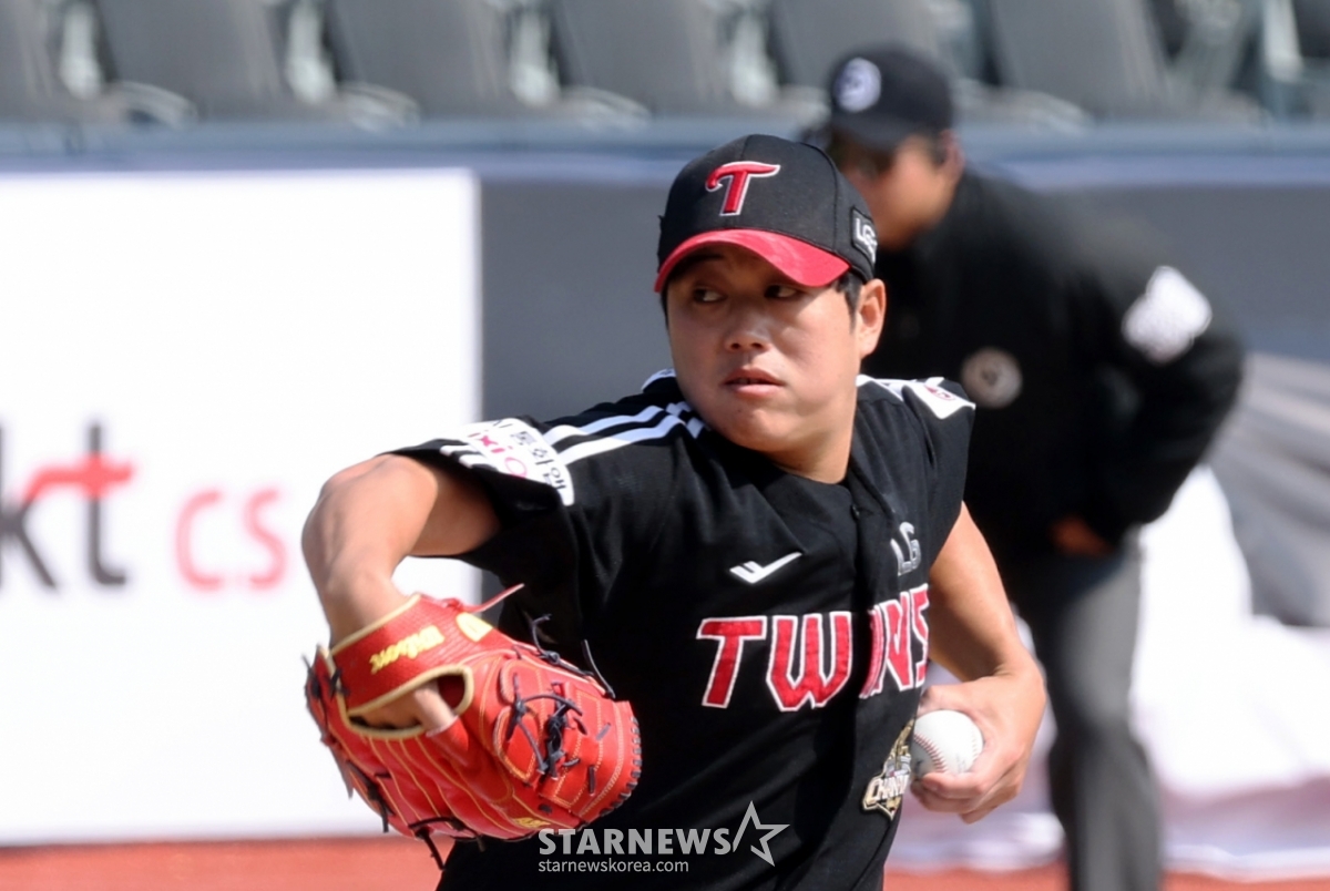 El lanzador zurdo de LG, Ham Deok-ju, se presenta en el segundo inning inferior durante el partido de pretemporada de la Liga de Béisbol Profesional de 2026 entre KT Wiz y LG Twins, celebrado el día 17 en el parque KT Wiz. 2026.03.17. /foto=reportero sénior Kang Young-jo
