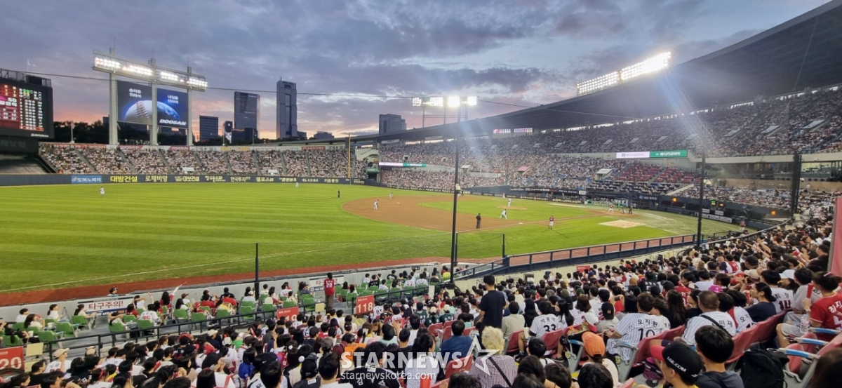 Trận đấu giữa LG Twins và SSG Landers tại giải bóng chày 2025 KBO League sẽ được tổ chức tại sân vận động Jamsil vào ngày 7 đang diễn ra trận đấu căng thẳng với số lượng khán giả là 10.000 won.      Vào ngày hôm đó, 23.750 khán giả đã bước vào và ghi nhận việc bán hết vé lần thứ 38 trong mùa giải thi đấu tại sân vận động Jamsil của LG Twins.  LG Twins có tổng cộng 1.379.236 khán giả (trung bình 21.551 khán giả) trong 64 trận đấu trên sân nhà cho đến ngày 2 tháng 9, với 23.750 khán giả trong trận đấu SSG, tổng số khán giả tích lũy trong mùa giải 2025 là 1.402.986 người. 205.09.07. /Ảnh = Kang Young-jo cameratalks@