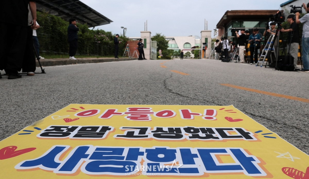 [Yeoju=NEWSIS] Reporter Kim Hye-jin = Singer Kim Ho-jung, who was sentenced to prison on charges including drunk driving hit-and-run, is released on the morning of the 30th. Fans gather in front of Somang Prison in Yeoju, Gyeonggi Province, holding up supportive signs. 2026.06.30. photo@newsis.com /Photo=