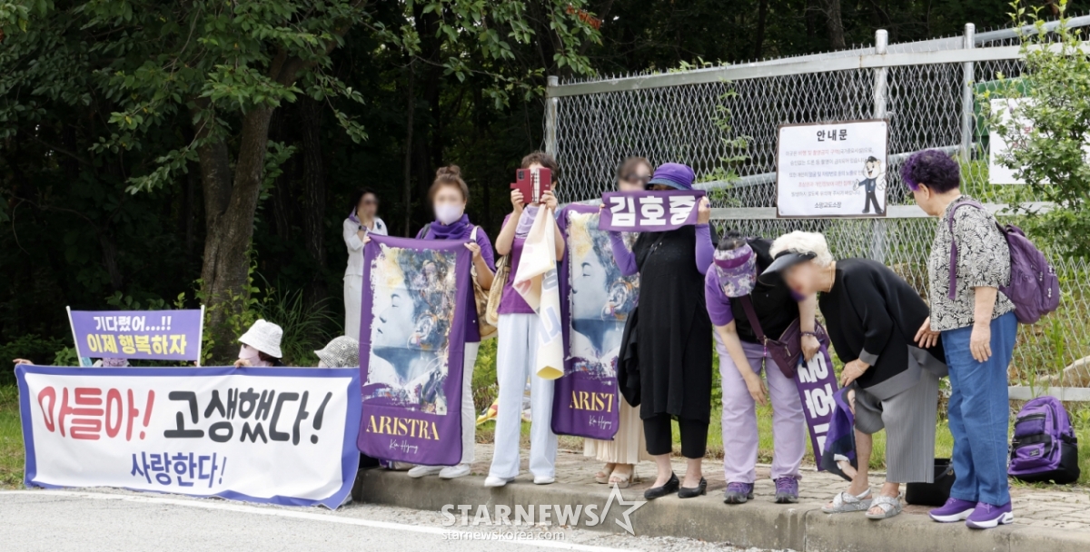 [Yeoju=NEWSIS] Reporter Kim Hye-jin = Singer Kim Ho-jung, who was sentenced to prison on charges including drunk driving hit-and-run, is released on the morning of the 30th. Fans gather in front of Somang Prison in Yeoju, Gyeonggi Province, holding signs to cheer him on. 2026.06.30. photo@newsis.com /Photo=Kim Hye-jin