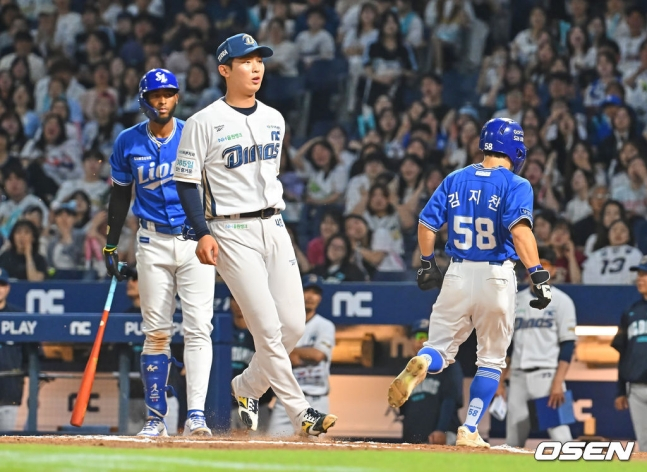 NCダイノスのシン·ヨンウ（中央）が6月30日、三星（サムスン）ライオンズ戦で暴投で失点した後、残念がっている。 