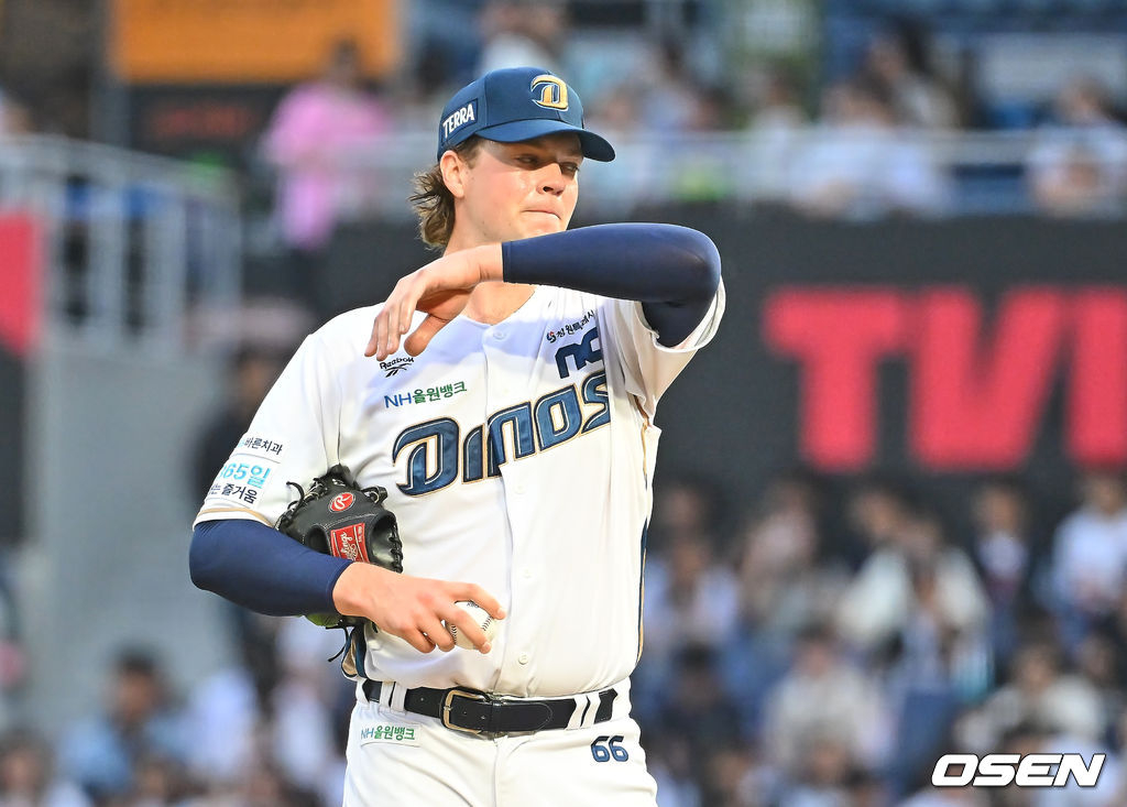 NCダイノスの先発投手カーティス·テイラーが失点後、汗を流している。