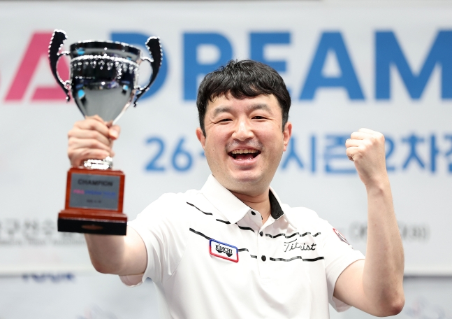 Jung Chan-kuk posa con el trofeo de campeón tras vencer a Jo Hwa-woo por un marcador de sets de 3-2 en la final de la '2da ronda del PBA Dream Tour 2026-2027', celebrada el 30 de junio en el 'Goyang KINTEX PBA Stadium'. /foto=PBA