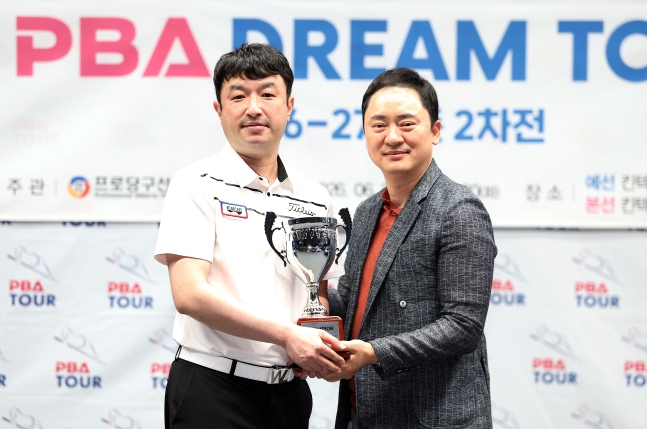 Jung Chan-kuk (izquierda) posa para una foto conmemorativa junto a la jugadora profesional de billar Hwang Deuk-hee tras ganar la '2da ronda del PBA Dream Tour 2026-2027', celebrada el 30 de junio en el 'Goyang KINTEX PBA Stadium'. /Foto=PBA