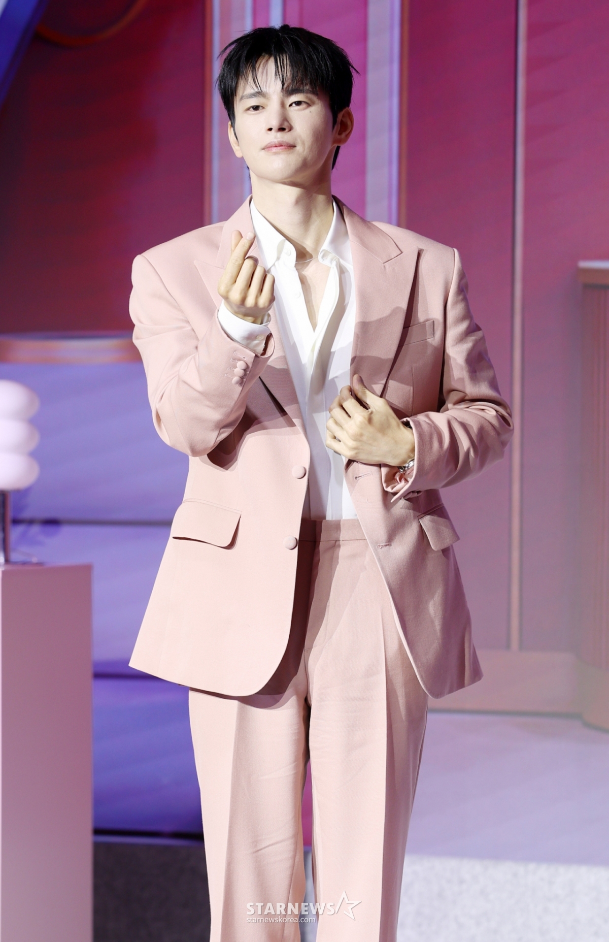 El actor Seo In-guk asistió el día 1 a la rueda de prensa de producción del programa de variedades de Netflix 'Mo-sol-yeon-ae 2', celebrada en el Hotel Naru del distrito Mapo de Seúl, y posó para fotografías. /01.07.2026 /Foto=Kim Hwi-seon hwijpg@