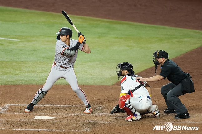 Lee Jung-hoo de los San Francisco Giants (izquierda). /AFPBBNews=NEWS1