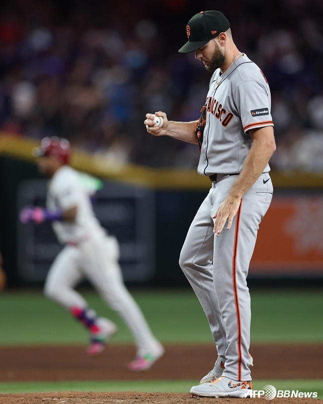 El lanzador de los San Francisco Giants, Adrian Houser, baja la cabeza tras recibir un jonrón de Ketel Marte en el partido contra los Arizona Diamondbacks el día 1. /AFPBBNews=NEWS1