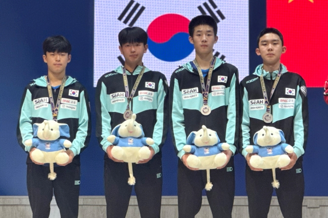 The South Korean men's cadet representative team secured the runner-up position in the team event and is wearing a silver medal. /Photo=Korea Table Tennis Association