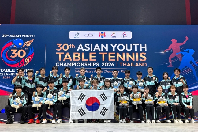 The South Korean youth Tak Gu (CEO) team poses for a commemorative photo after their strong performance. /Photo=Korea Table Tennis Association