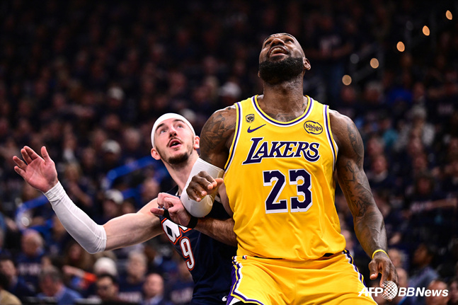 LeBron James concentrado en el partido (a la derecha). /AFPBBNews=NEWS1