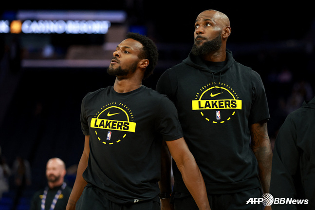 Bronny James y LeBron James (a la derecha). /AFPBBNews=NEWS1