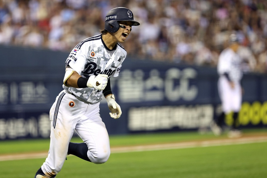 斗山(トゥサン)の金ミンソクが6月30日、ロッテ戦で安打を放った後、拳を握っている。 /写真=斗山ベアーズ