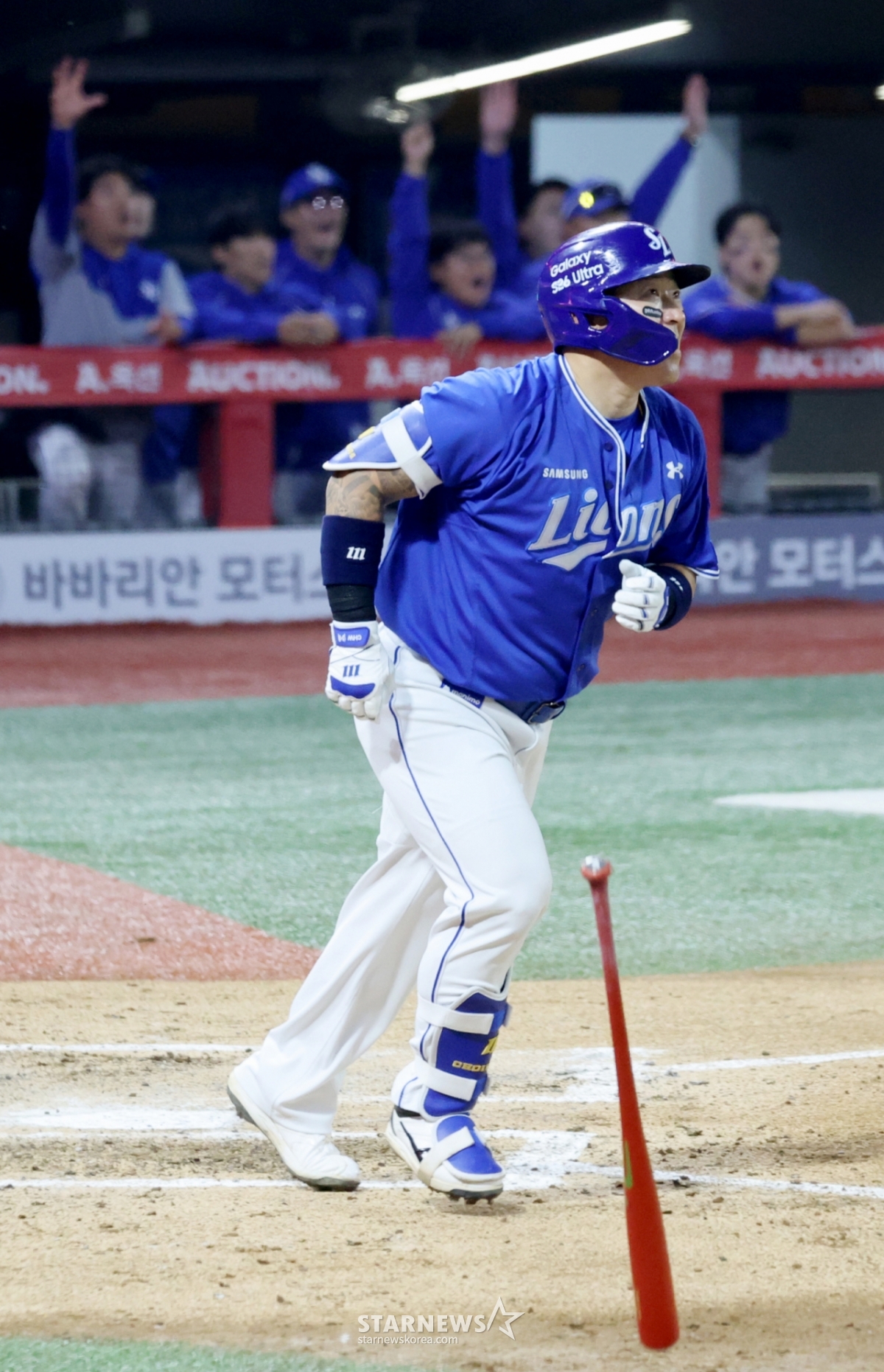 Samsung's cleanup hitter, Choi Hyung-woo, hits a three-run home run over the fence in the bottom of the 7th inning with one out and runners on first and second during the 2026 KBO League game between the SSG Landers and Samsung Lions at Incheon SSG Landers Field on May 28, 2026. /Photo=Senior reporter Kang Young-jo cameratalks@