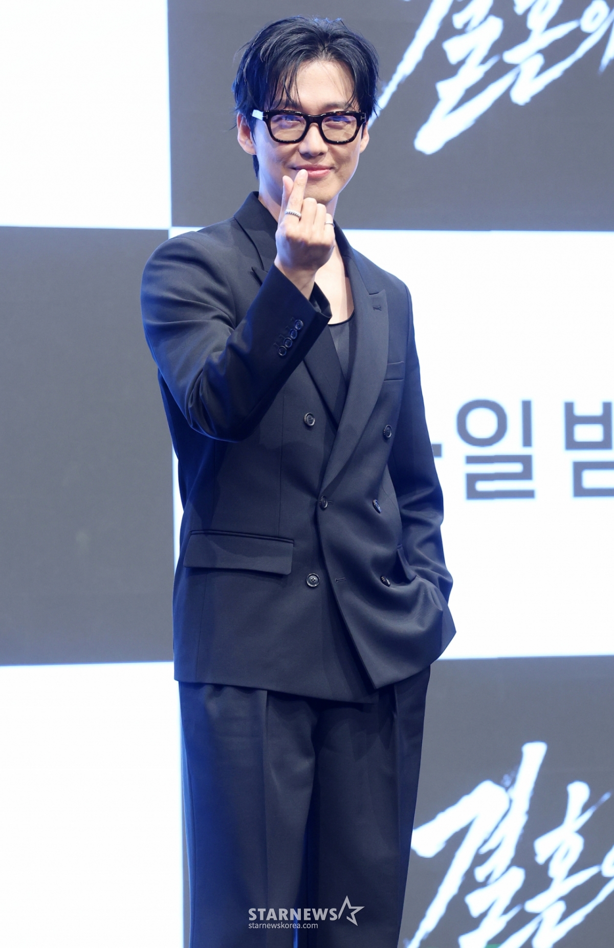 El actor Namgung Min asistió a la rueda de prensa de producción del drama de KBS 2TV 'La culminación del matrimonio', emitido los sábados y domingos, que se celebró el día 1 en The Saint, en el distrito de Guro, Seúl, y posó para las fotografías. /foto=Kim Hwi-seon hwijpg@