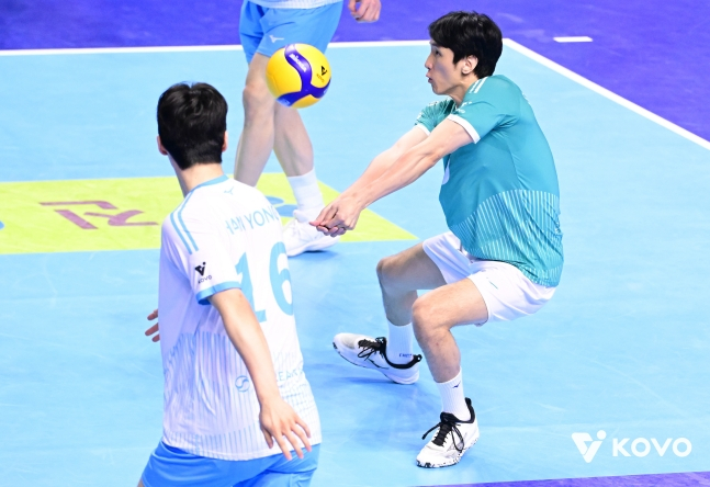 Last season, he also played as a libero, leading Korean Air to a championship. /Photo=KOVO